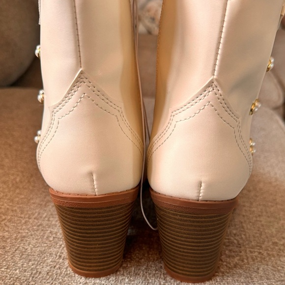 Beautiful boots - Picture 3 of 4